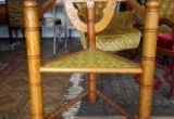 Trikampė senovinė kėdė